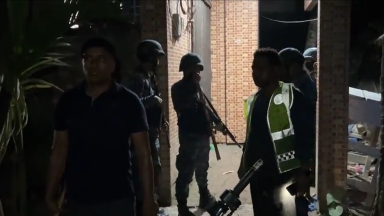 খুলনায় রাতভর সন্ত্রাসীদের সাথে যৌথ বাহিনীর গোলাগুলি, আটক ১১